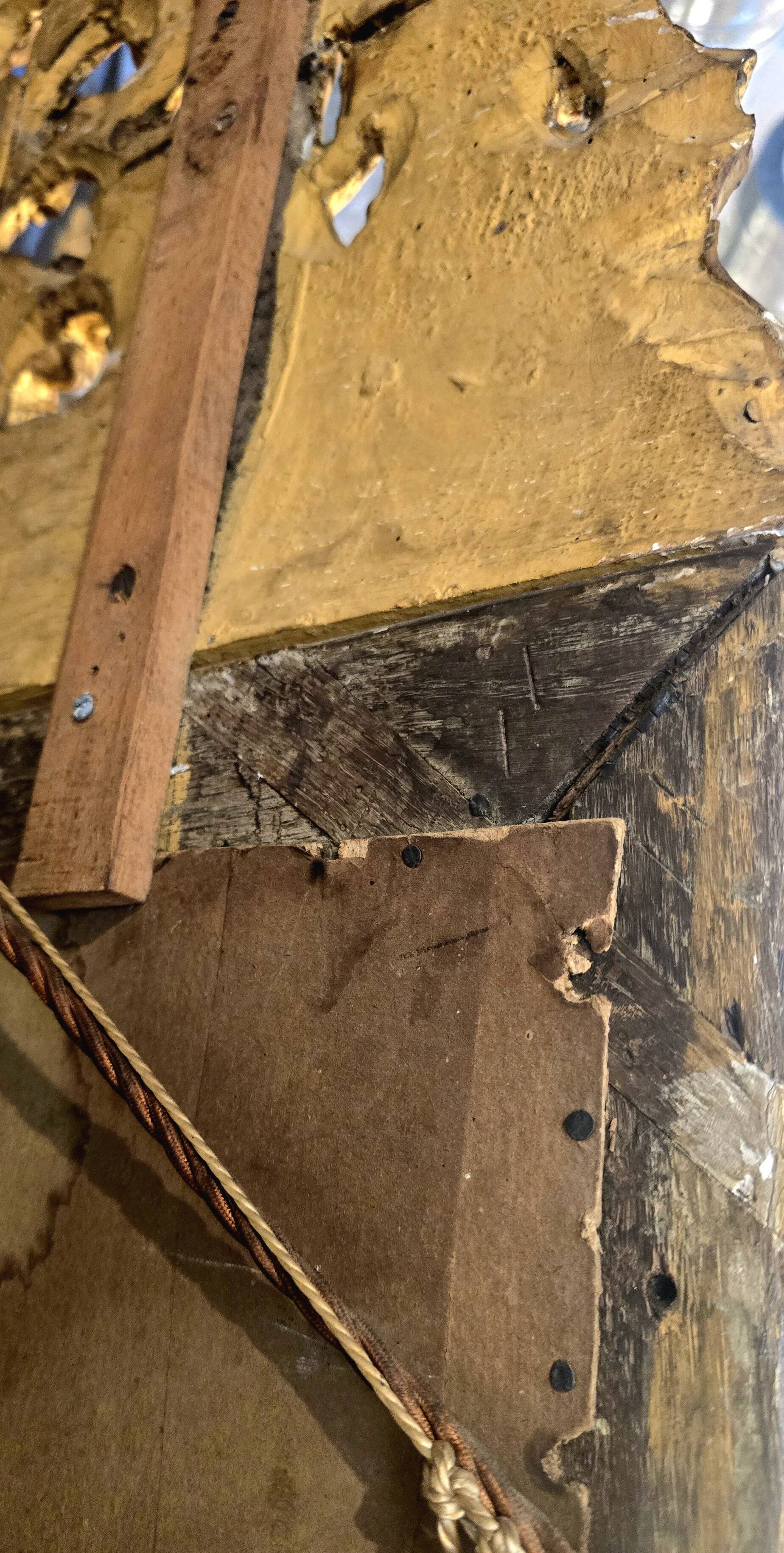 Miroir d’époque Régence à fronton en bois sculpté et doré  – XVIIIe