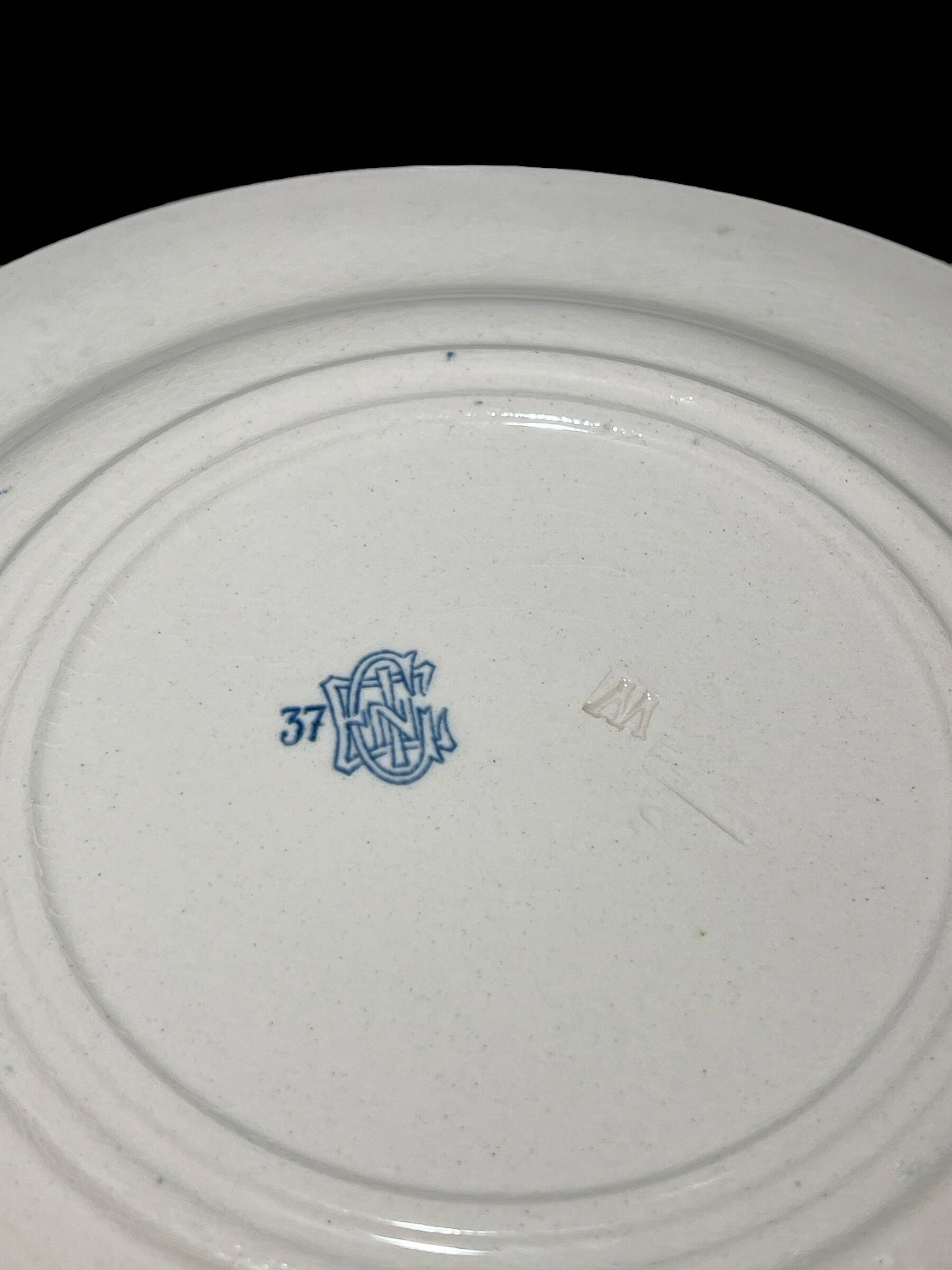 Set of six presentation plates, six dinner plates and one oval dish in Gien porcelain