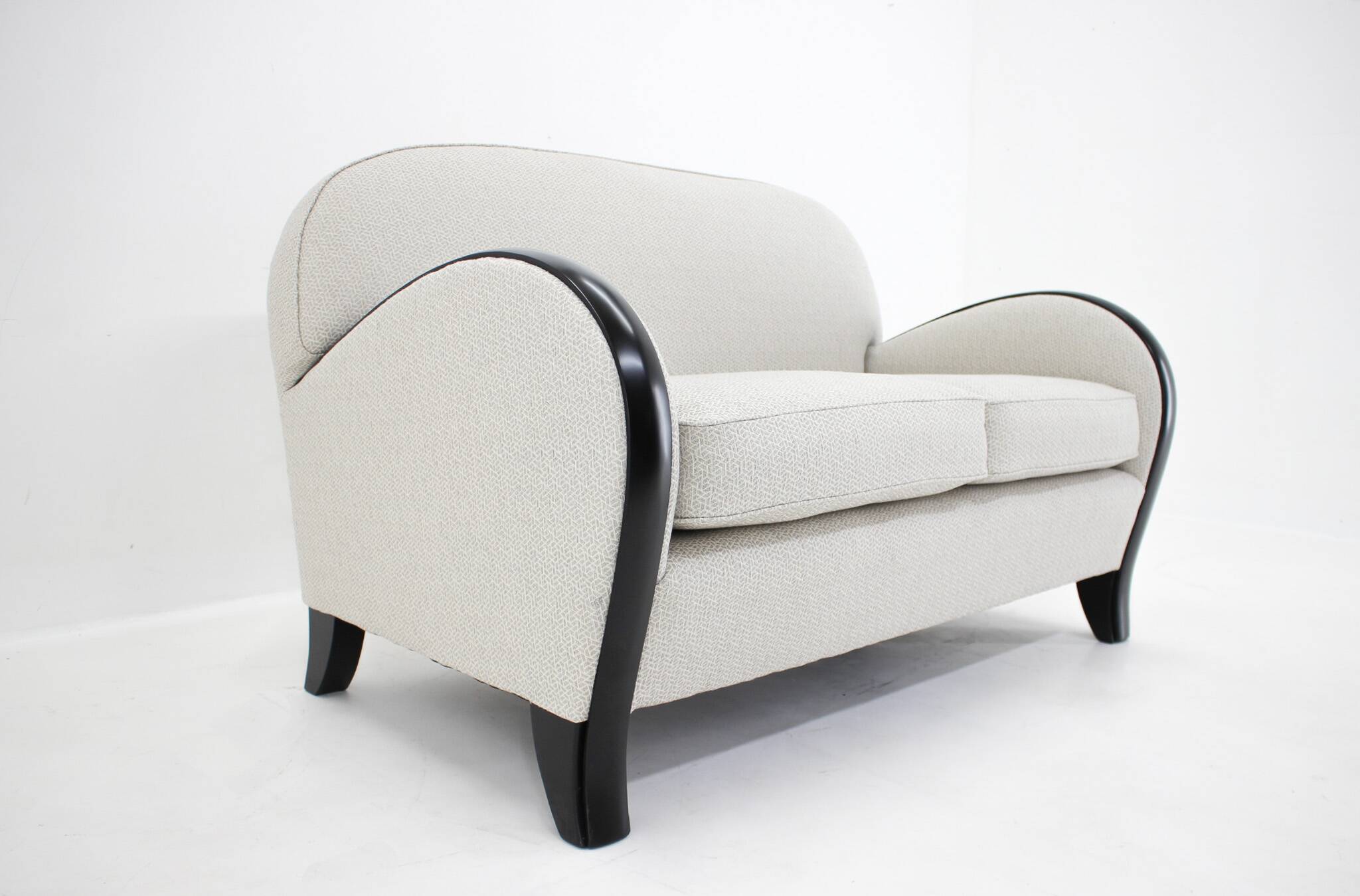 Canapé italien à deux places nouvellement rembourré des années 1940