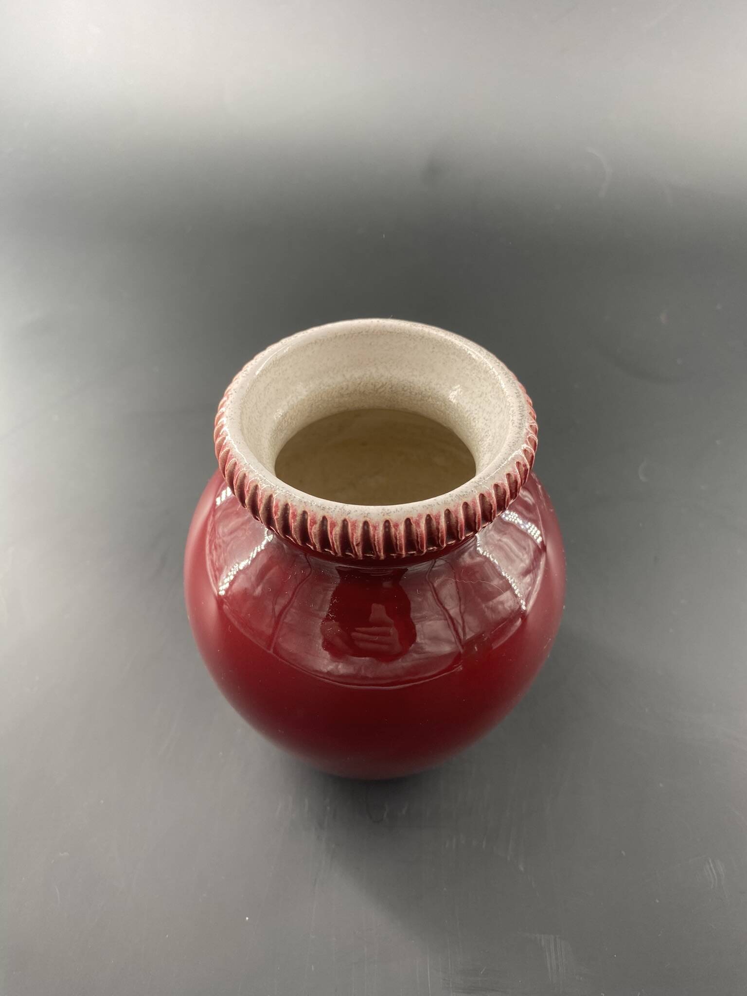 Pol CHAMBOST (1906-1983), Meeting of 2 small ovoid vases with hemmed edges in green/red earthenware