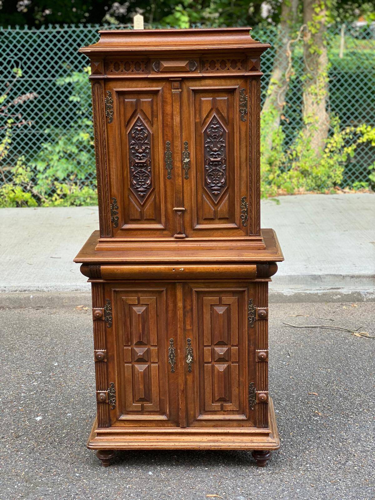 Renaissance sideboard with recess, 17th century, in carved walnut, 177cm