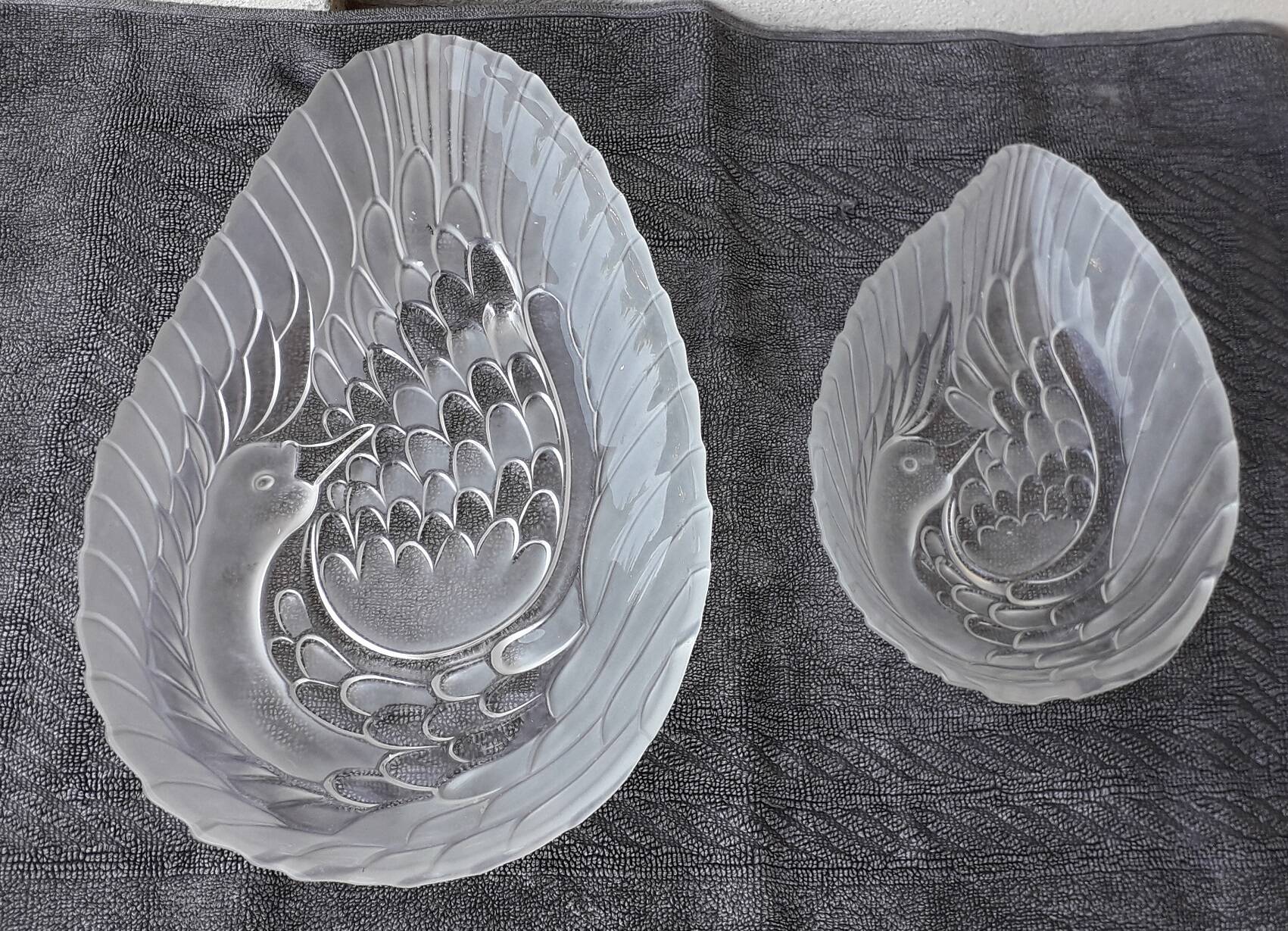 2 plats ou coupes en verre cygnes