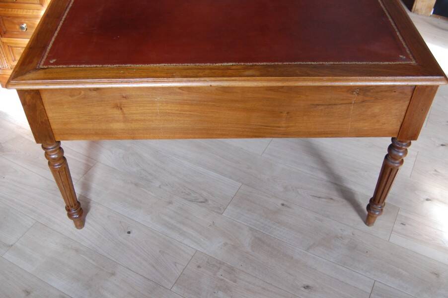 Louis Philippe desk in walnut from the late 19th century.