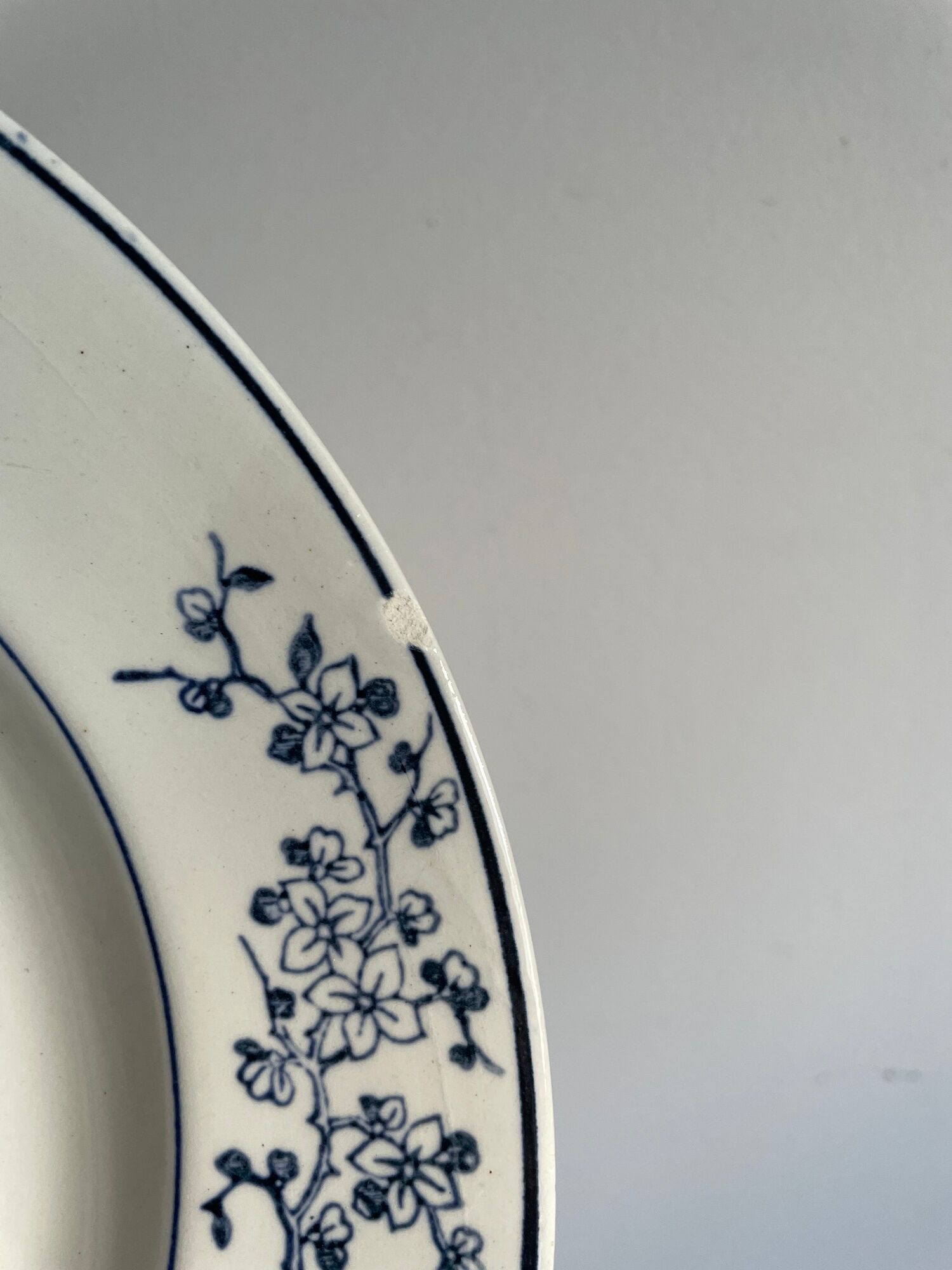 Set of numbered Terre de Fer St Amand plates (4 hollow and a flat plate)