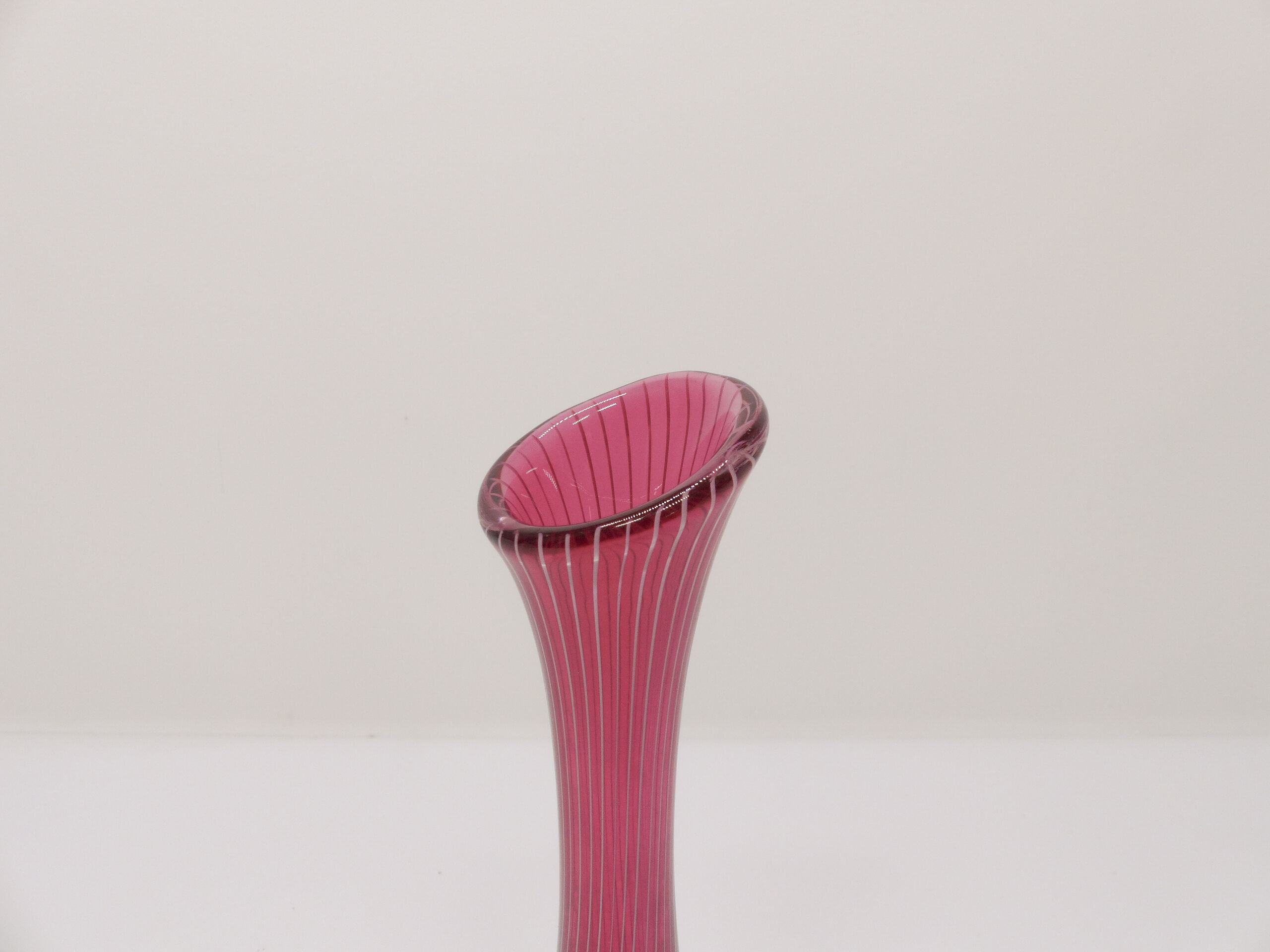 Scandinavian tulip vase in pink glass with fine white canes