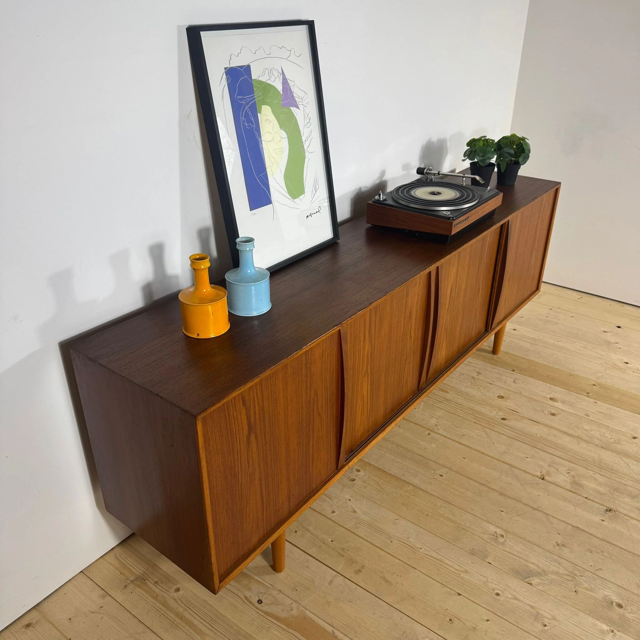 Buffet vintage en teck avec portes coulissantes – Design moderne du milieu du siècle, années 1960