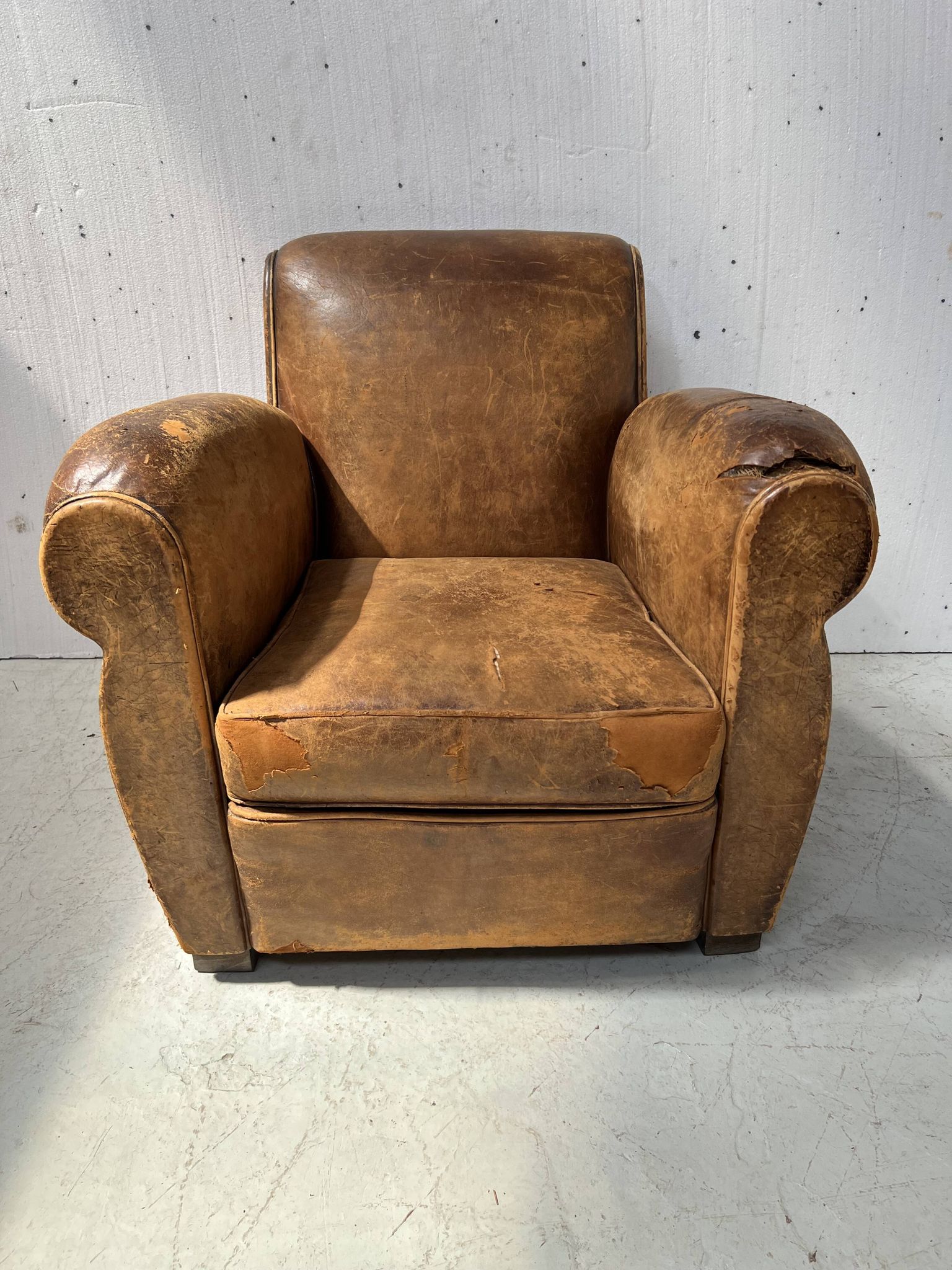Antique 20th century tan leather club armchair