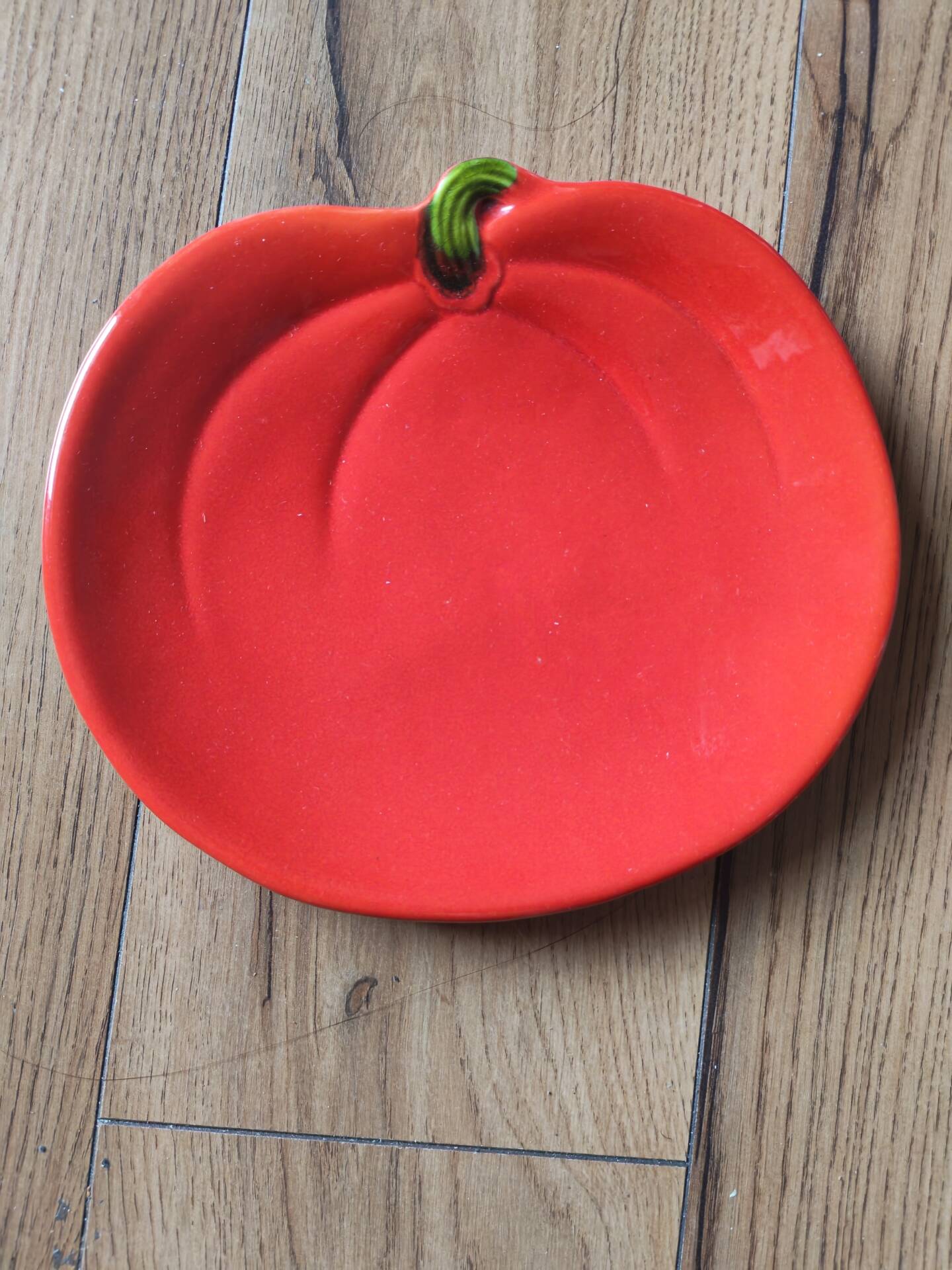 Assiette de présentation vintage en céramique formant une tomate