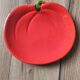 Assiette de présentation vintage en céramique formant une tomate