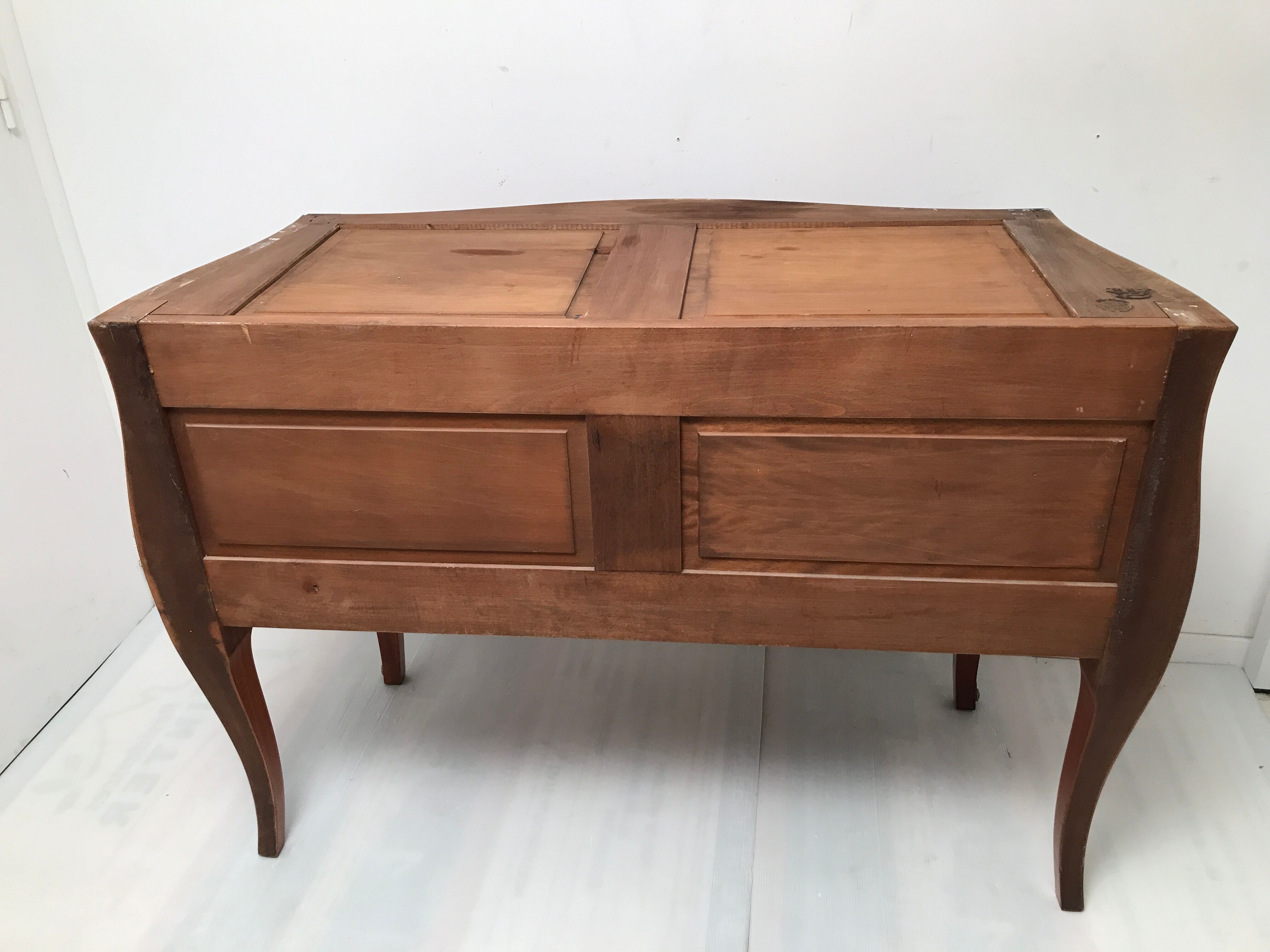 Commode de style Louis XV en placage d'acajou et bois de rose XX siècle
