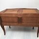 Commode de style Louis XV en placage d'acajou et bois de rose XX siècle