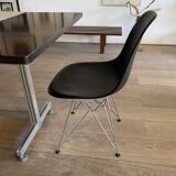 Chaises VITRA - Charles Eames - Modèle Plastic Side Chair pieds Tour Eiffel