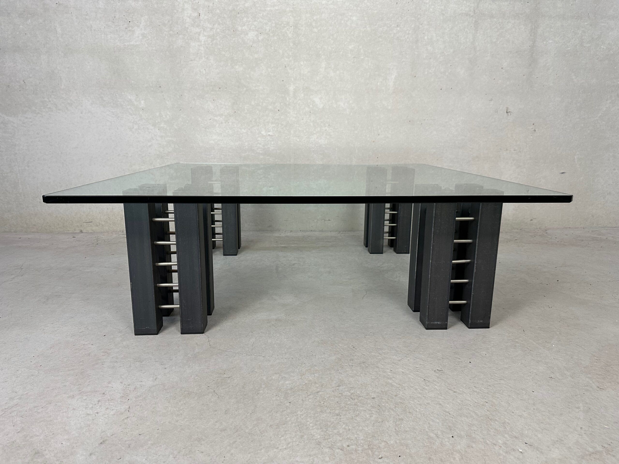 Table basse en verre et en acier