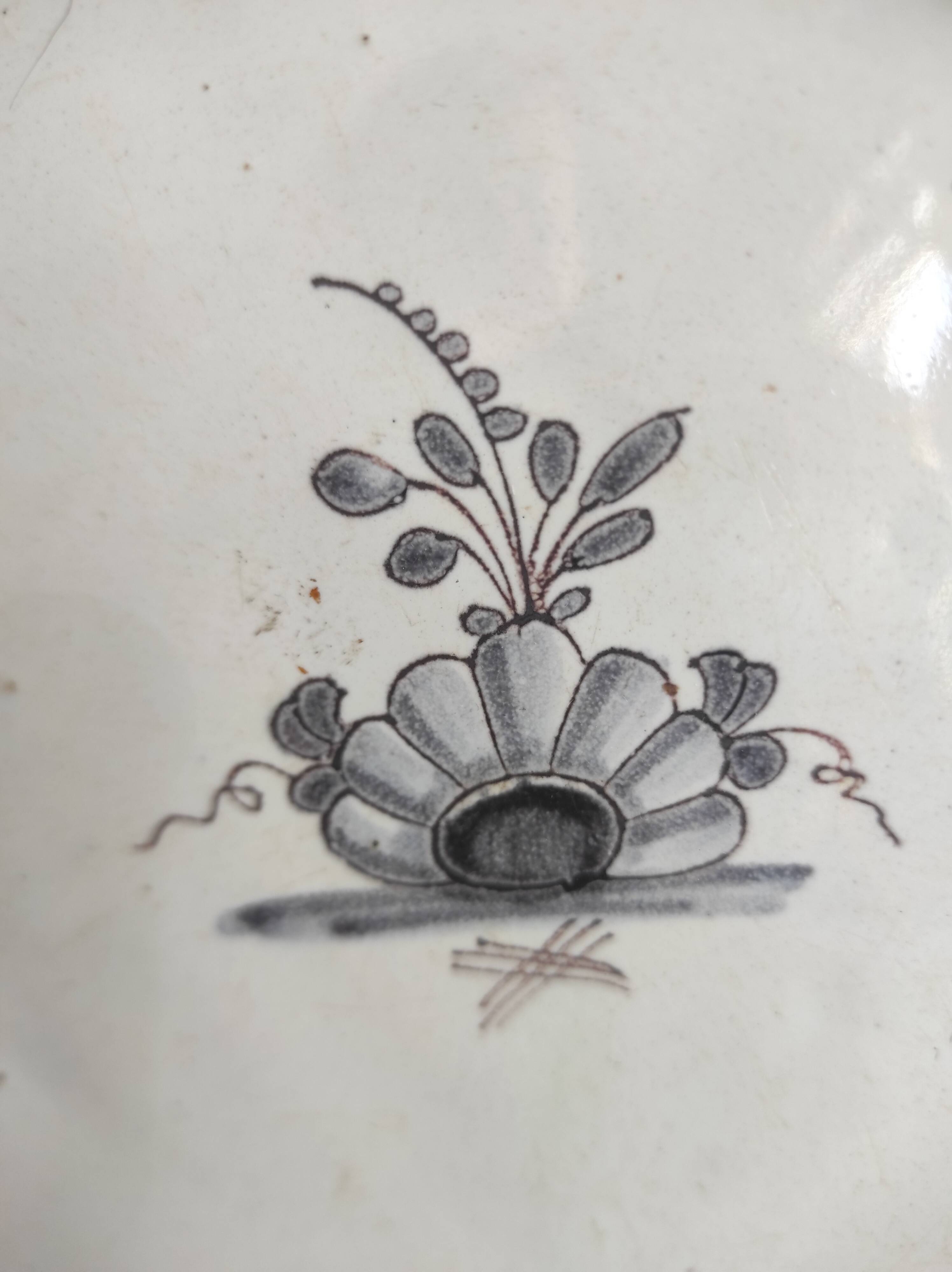 Assiette ancienne française, Nevers, XVIIIe siècle