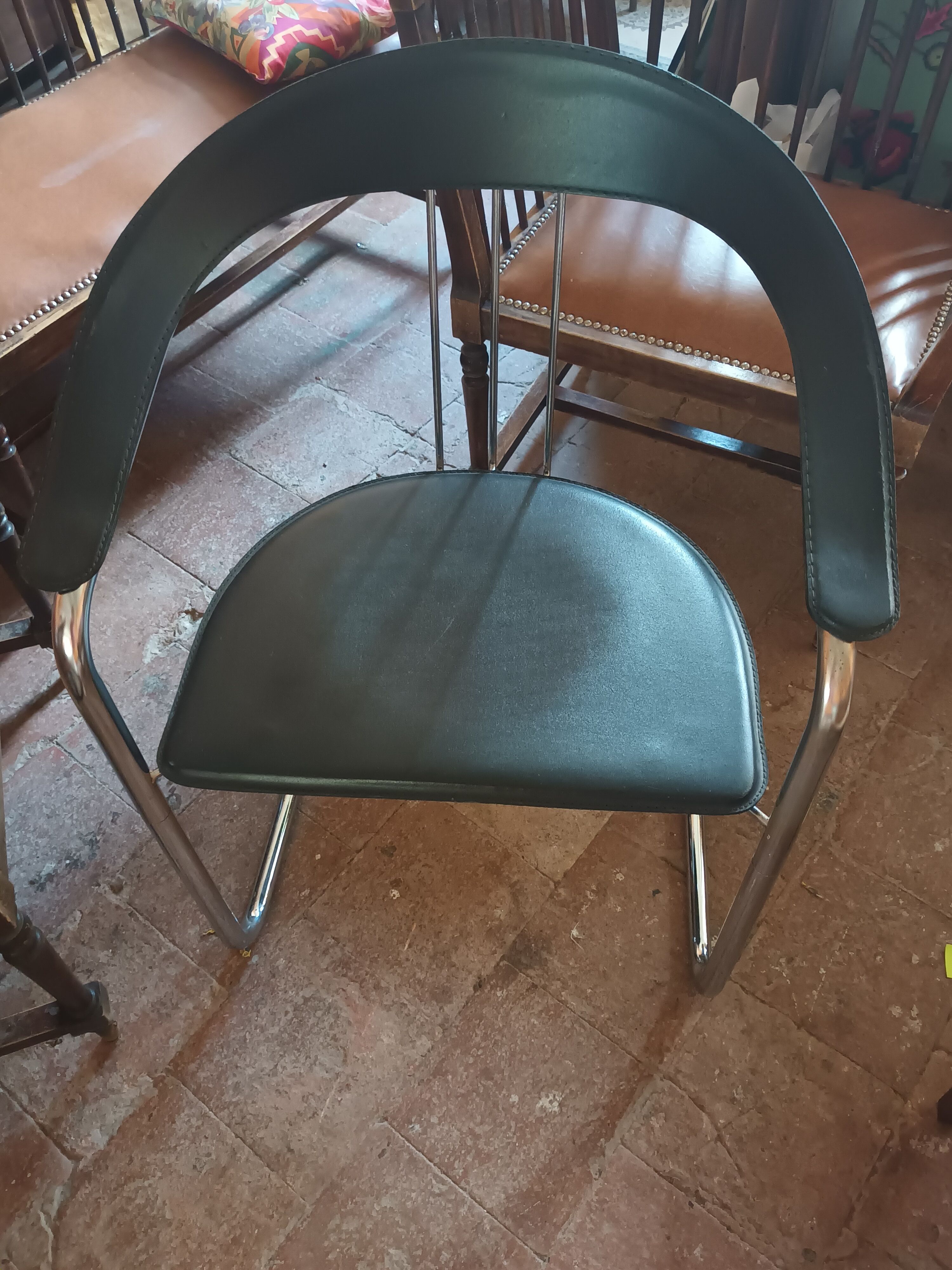 Quatre chaises avec accoudoirs style Arrben