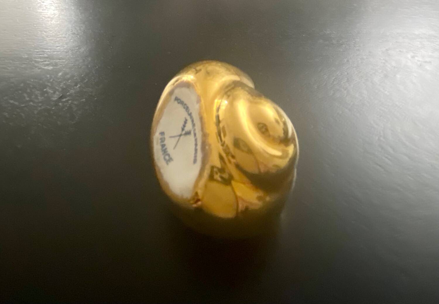 2 Snail-shaped salt pots in gold-colored porcelain