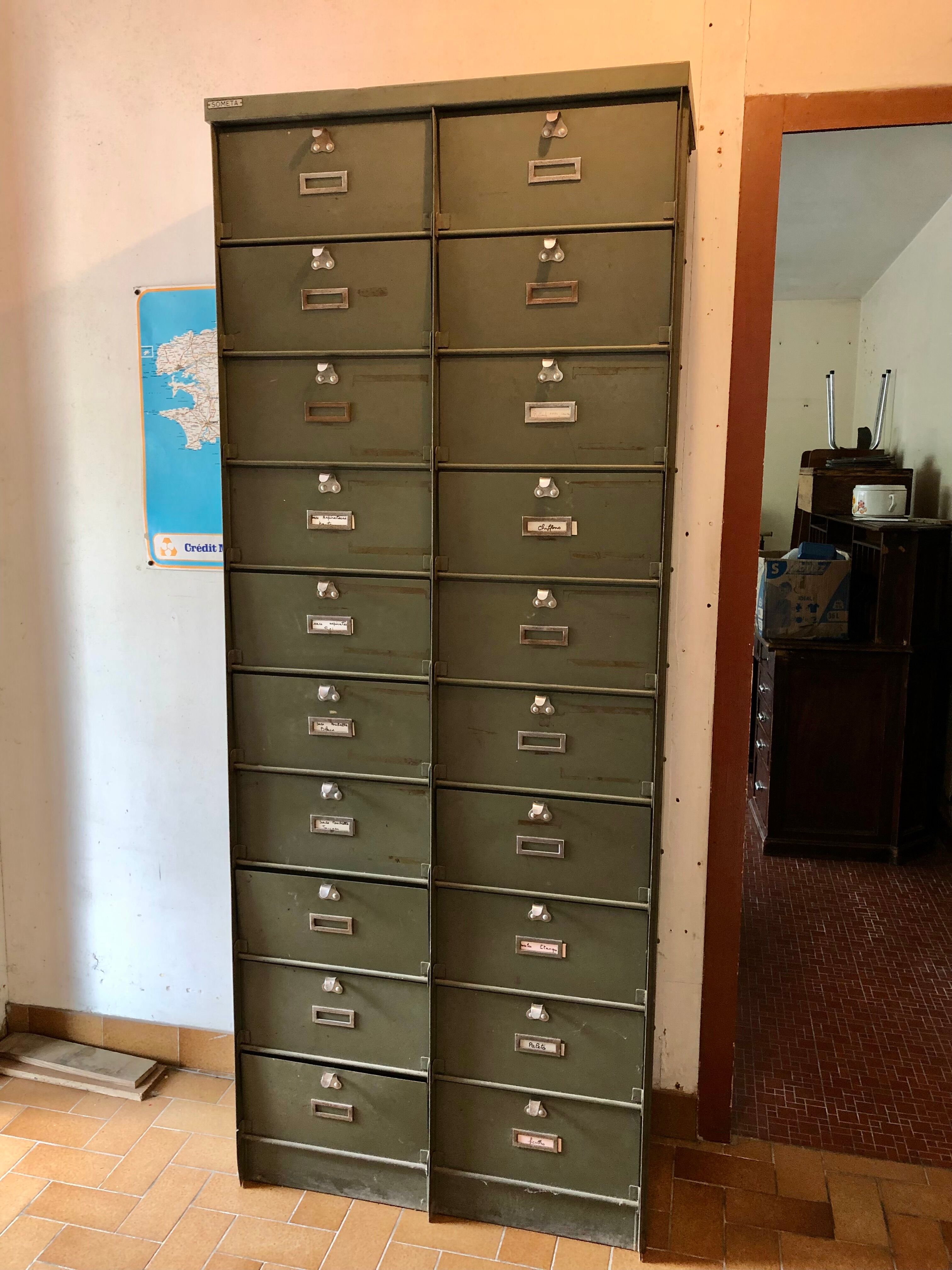 Industrial locker cabinet with valves