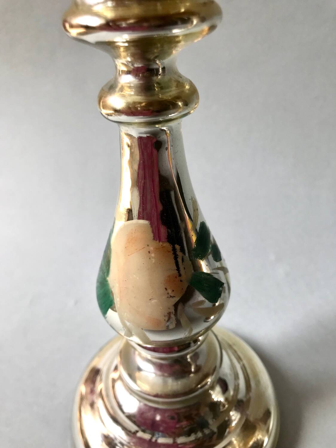 Paire de bougeoirs en verre argenté