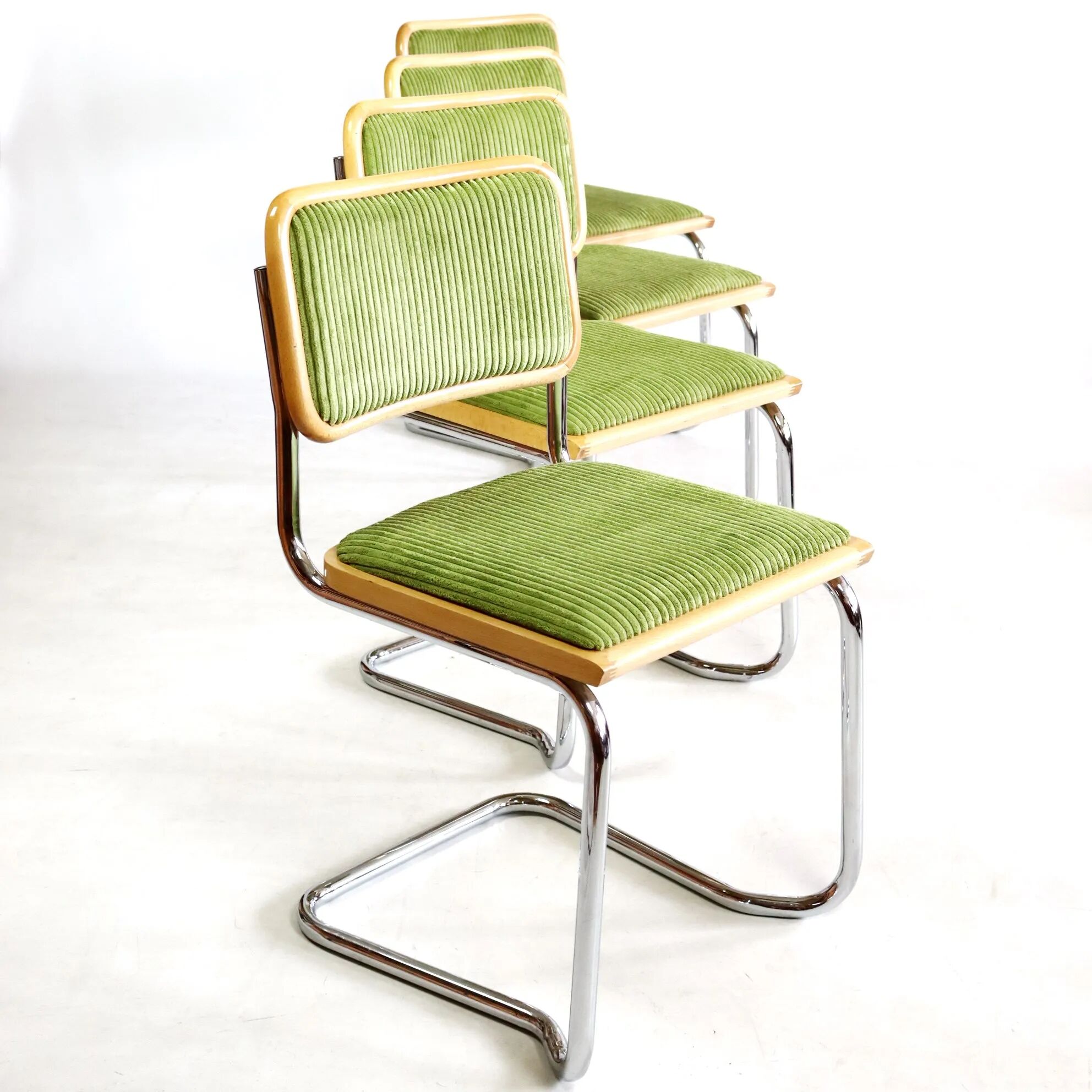 Série de quatre chaises B32
