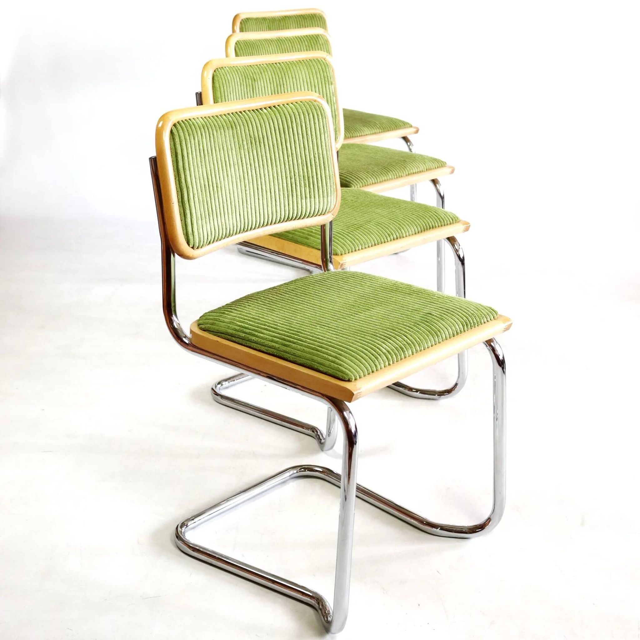 Série de quatre chaises B32
