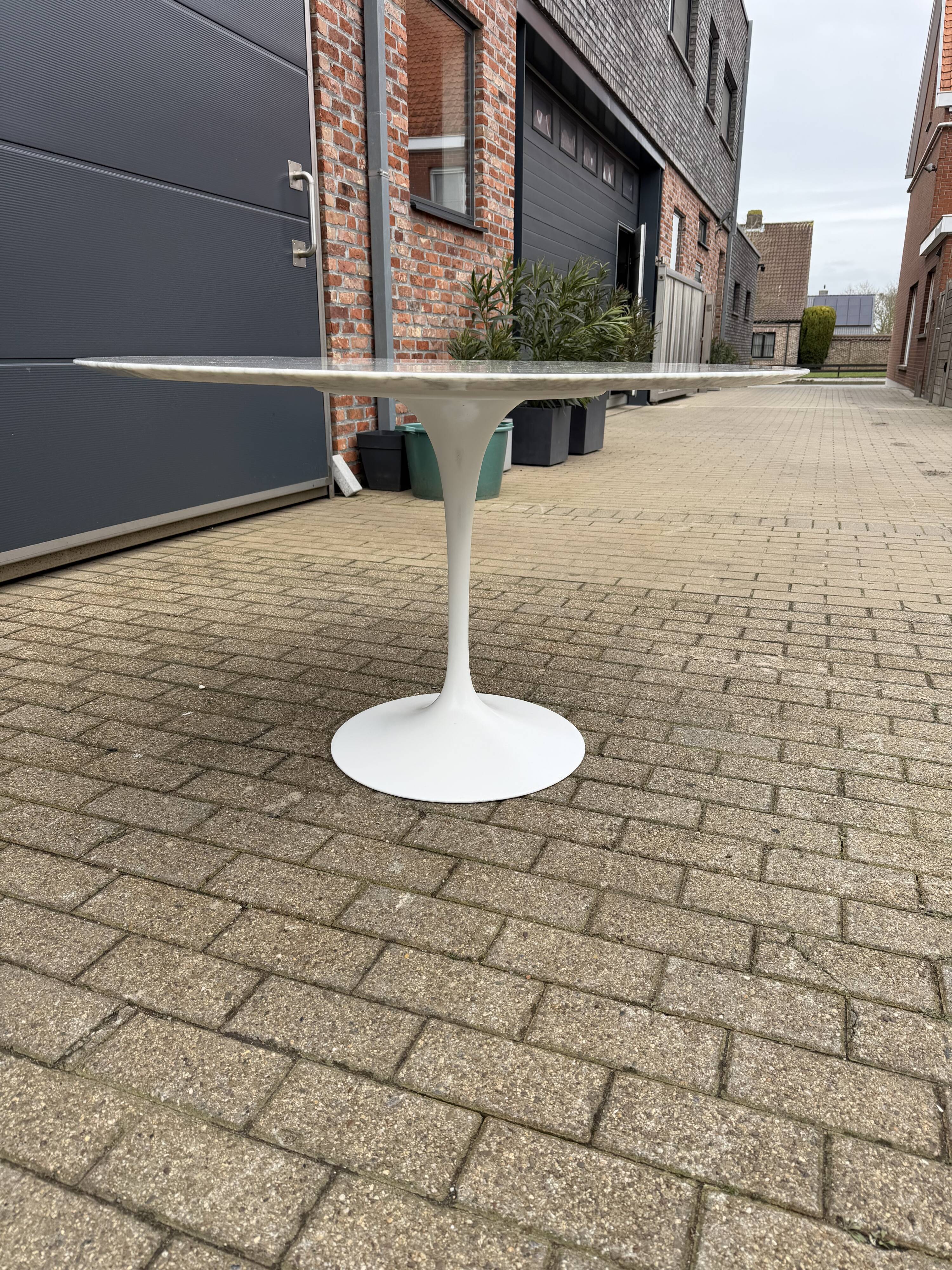 Original Knoll Tulip dining table in Carrara marble (120cm)