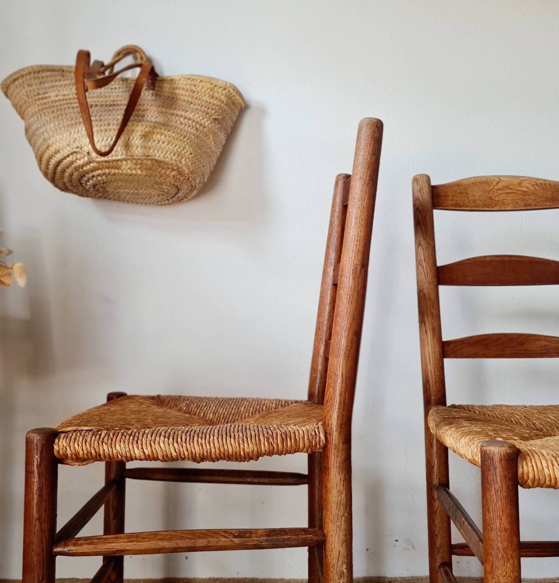 Set of 4 rustic chairs in solid oak and straw.