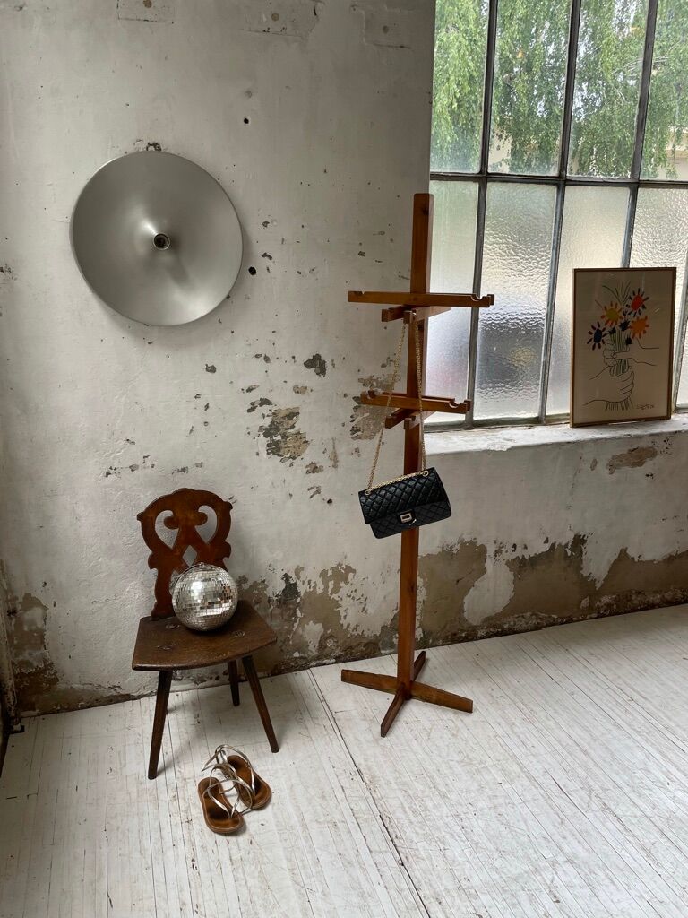 Patère wears pine coat 70