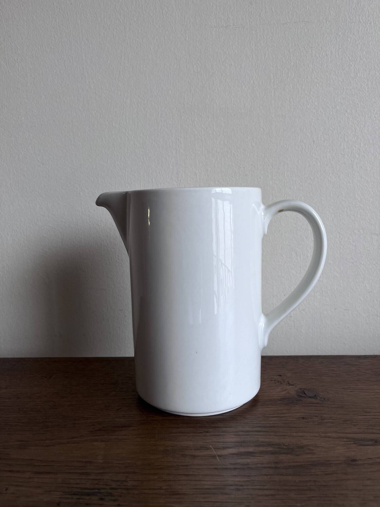 Vase jug Arabia Finland 1970 in white porcelain
