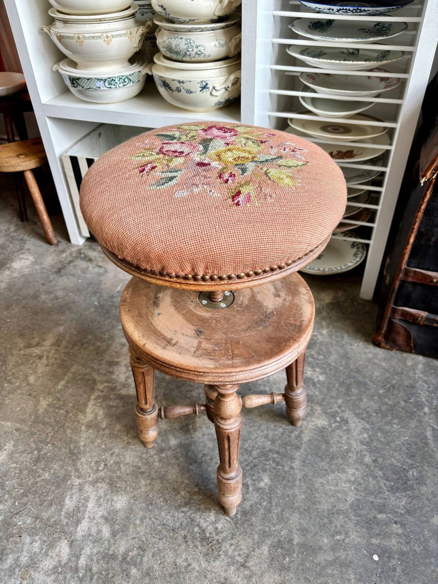 Tabouret de piano ajustable en bois tourné et coton brodé fleuri