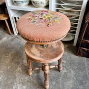 Tabouret de piano ajustable en bois tourné et coton brodé fleuri