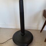 Lampadaire vintage en bois patiné noir et abat-jour rayé