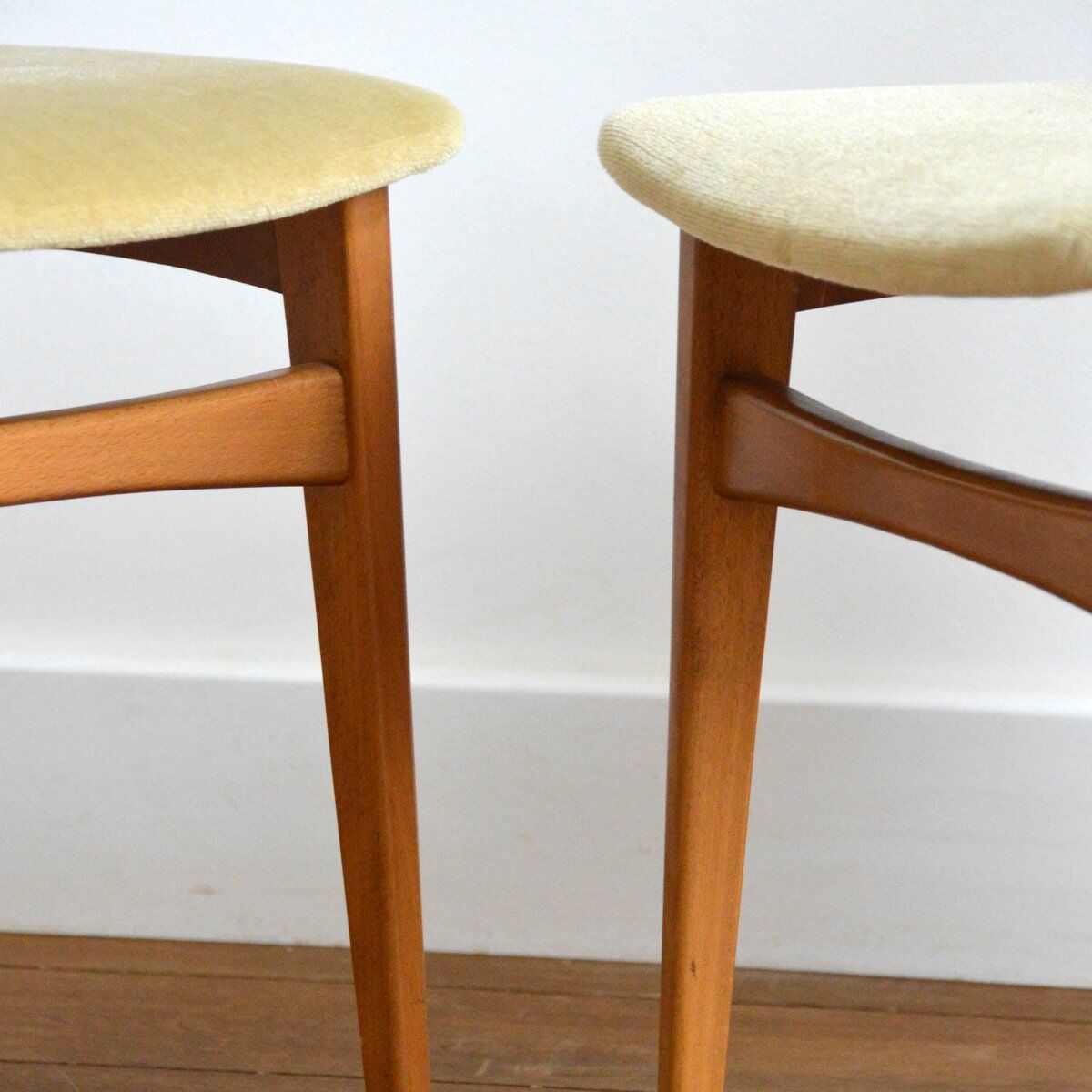Suite of 6 vintage chairs 1960s