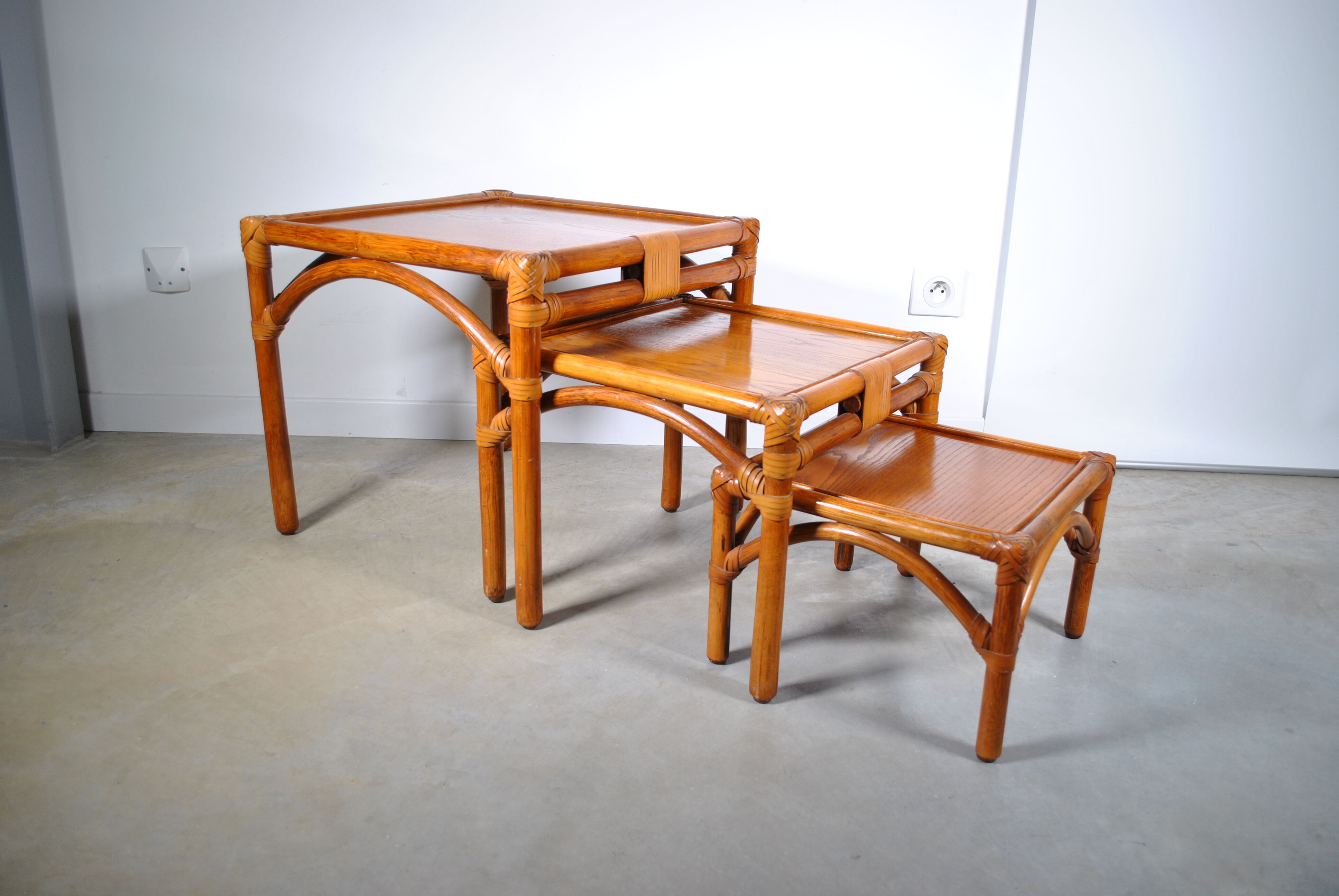 Rattan trundle table 1980