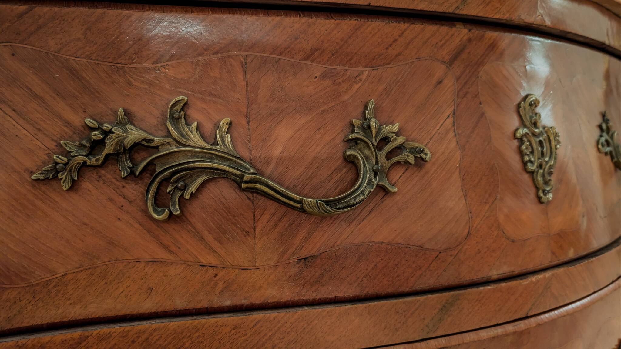 Commode style Louis XV à deux tiroirs avec tablier en marbre rose