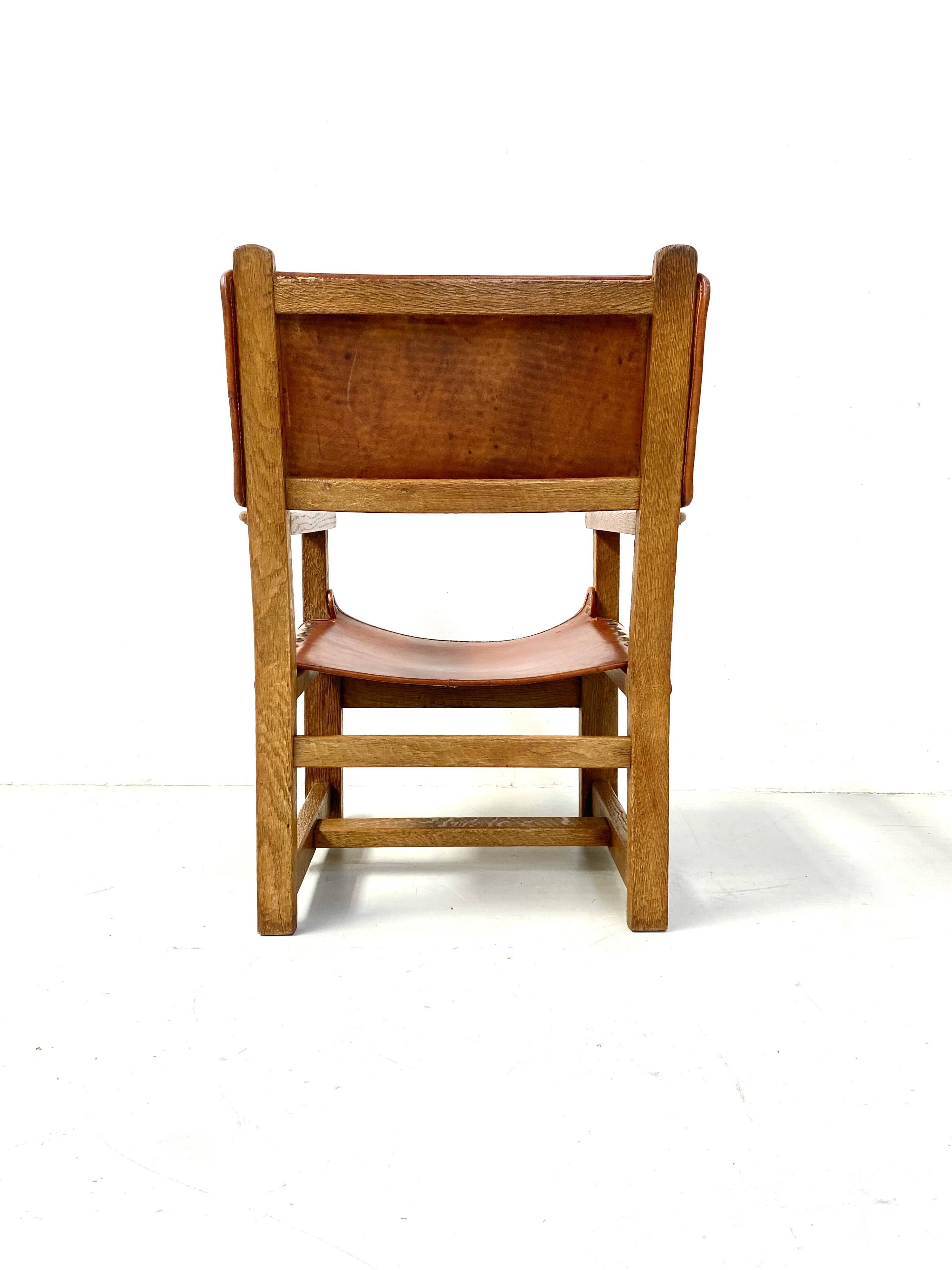 Chaise de château brutaliste ancienne faite à la main en chêne et cuir cognac, années 1920.