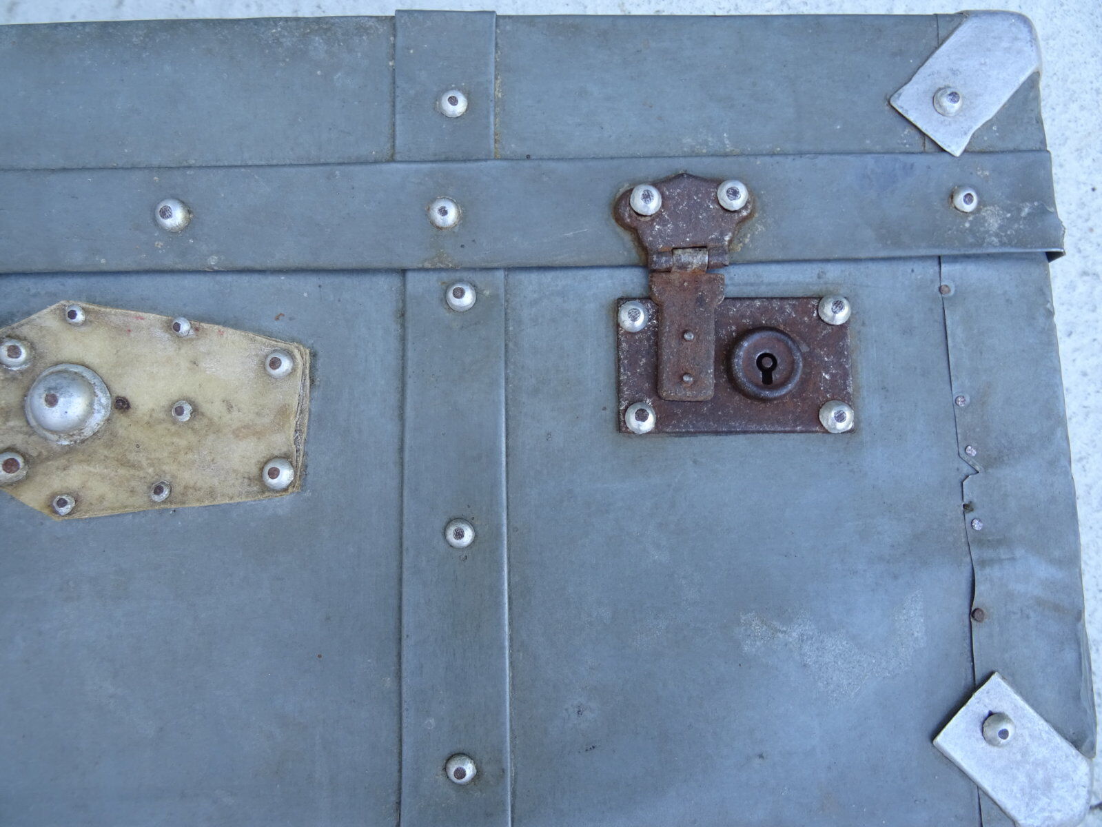 Zinc-covered trunk