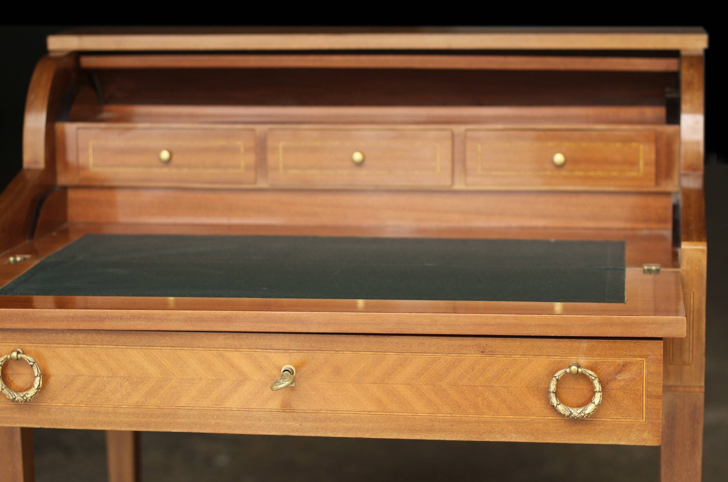 Charming desk with a blond wood structure. Work from the Faubourg (early 20th century).