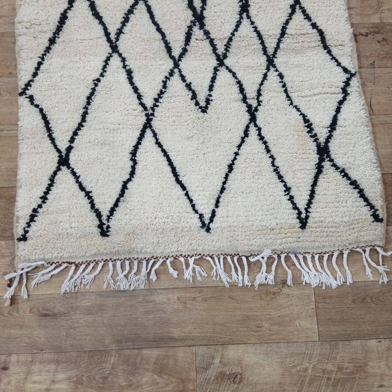 Azilal Berber rug in handmade wool 200 X 113 CM