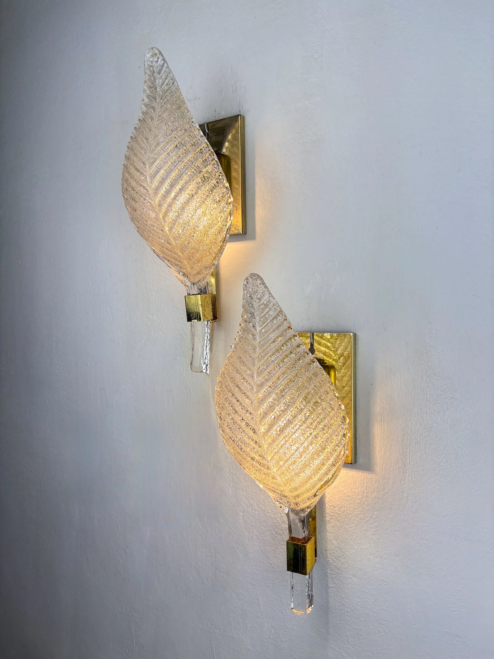 Paire de appliques murales en forme de feuille par Barovier & Toso, verre de Murano, Italie années 1950.