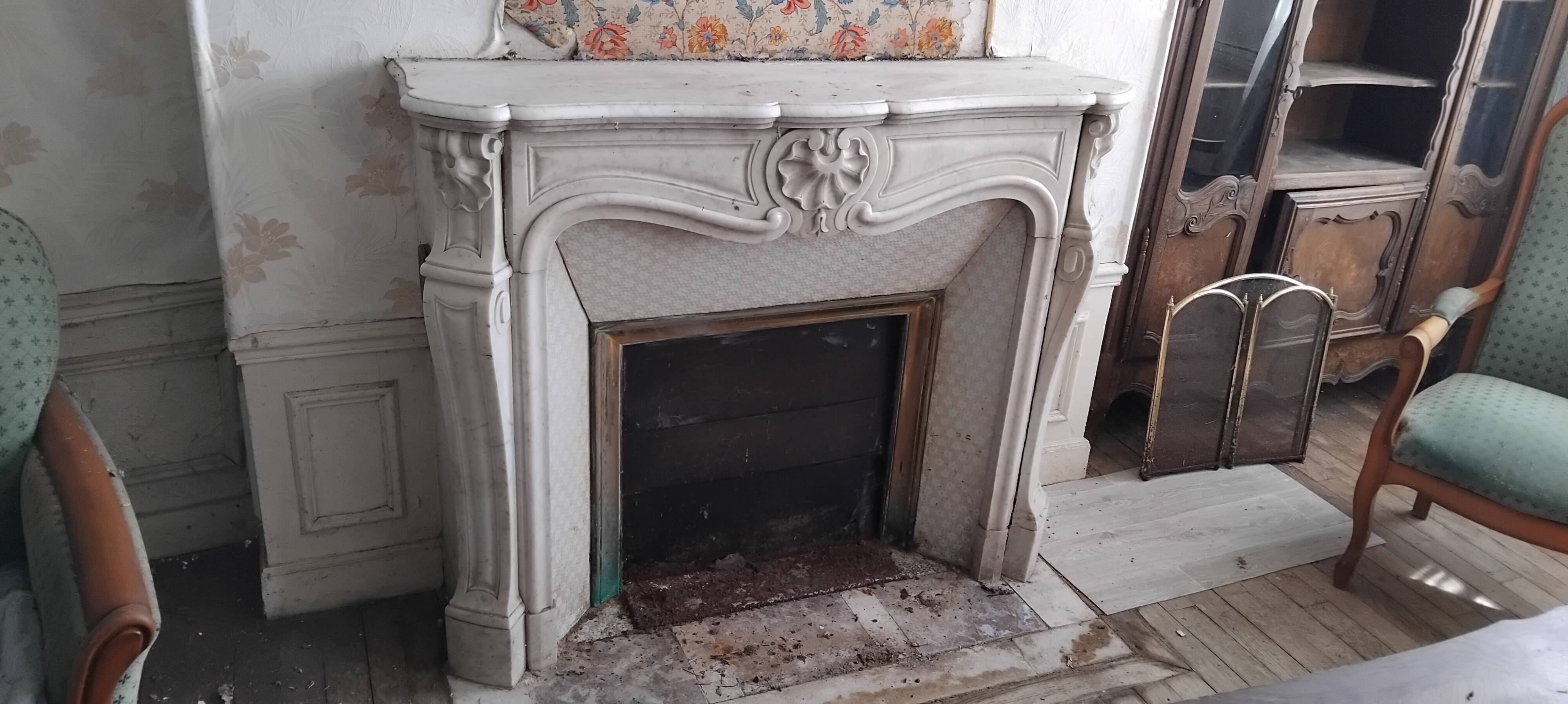 Louis XV style fireplace in veined white Carrara marble and XI ceramics.