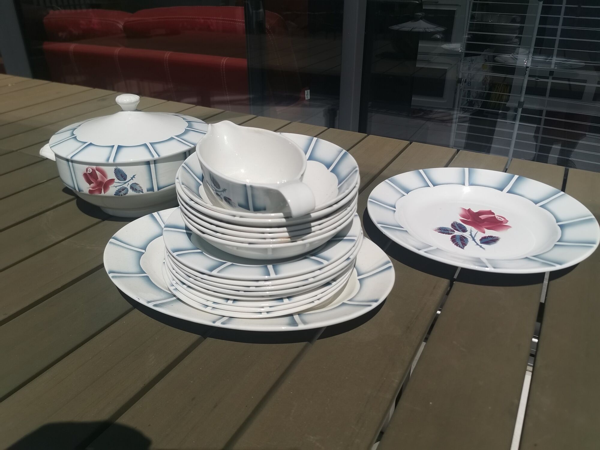 Lots dishes digoin sarreguemines, 7 flat plates, 4 plates hollow, tureen, oval dish