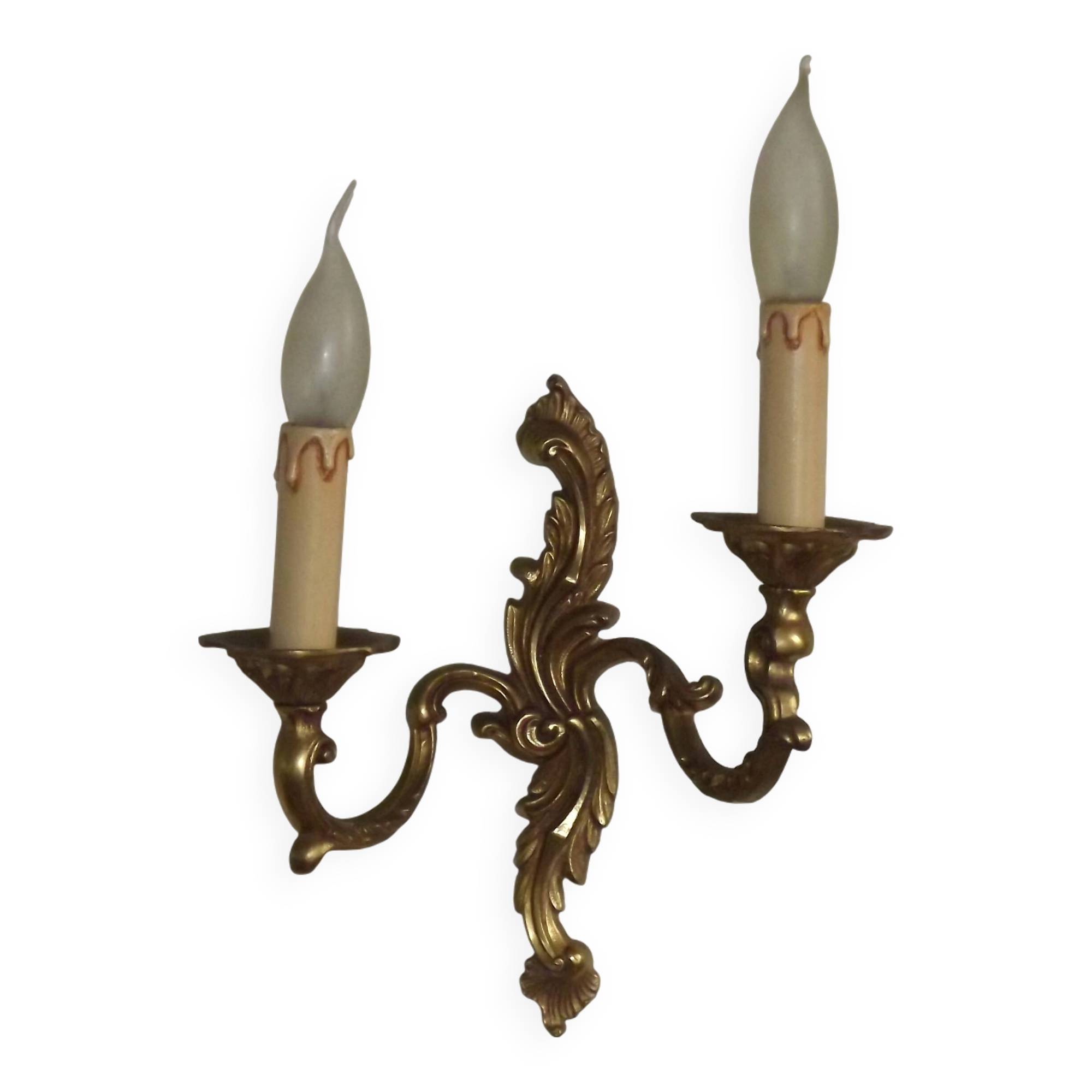 Vintage French bronze wall sconce with acanthus leaves and two light arms 51