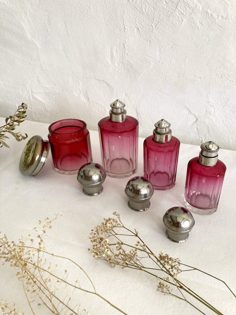 Set / Toiletries / Pink crystal bottles, 1920s