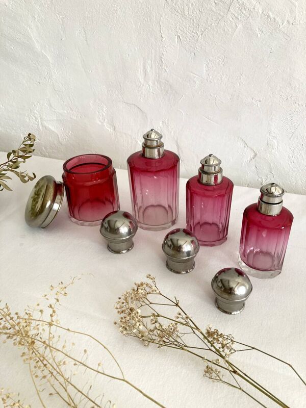 Garniture / nécessaire de toilette / Flacons en cristal rose, années 1920