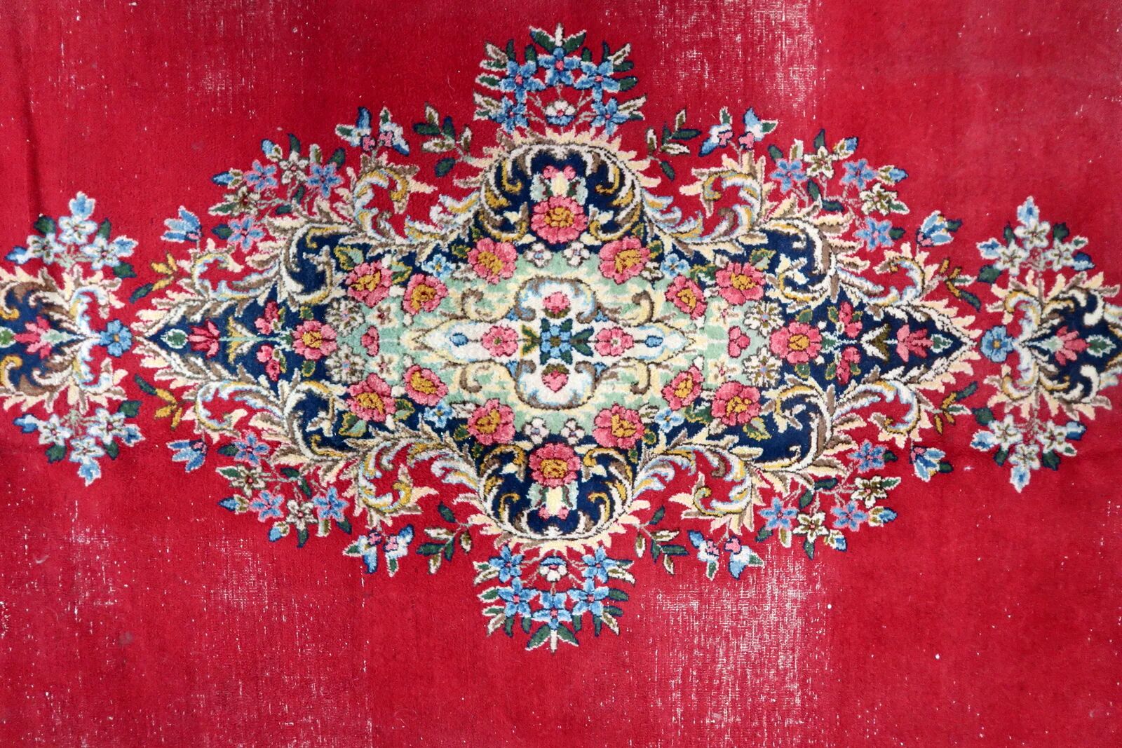Antique 1920s Persian Kerman rug, floral medallion, red field, 267cm x 364cm