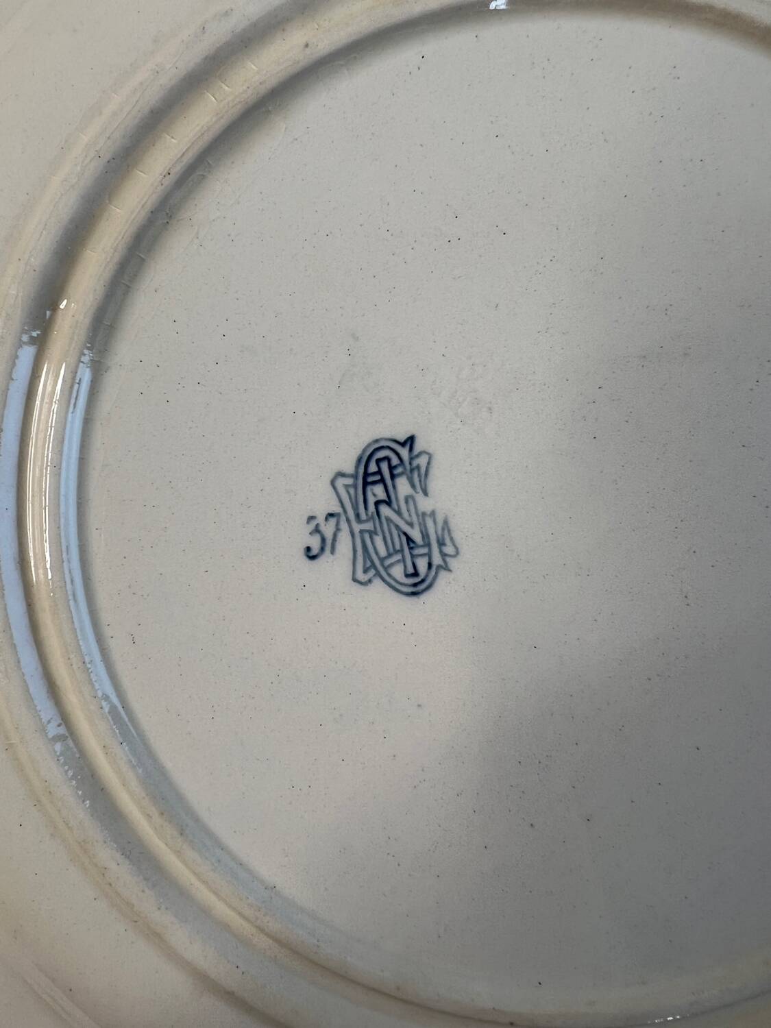 Flat plate made of ironstone from Gien, "Garlands" decoration, 1937.