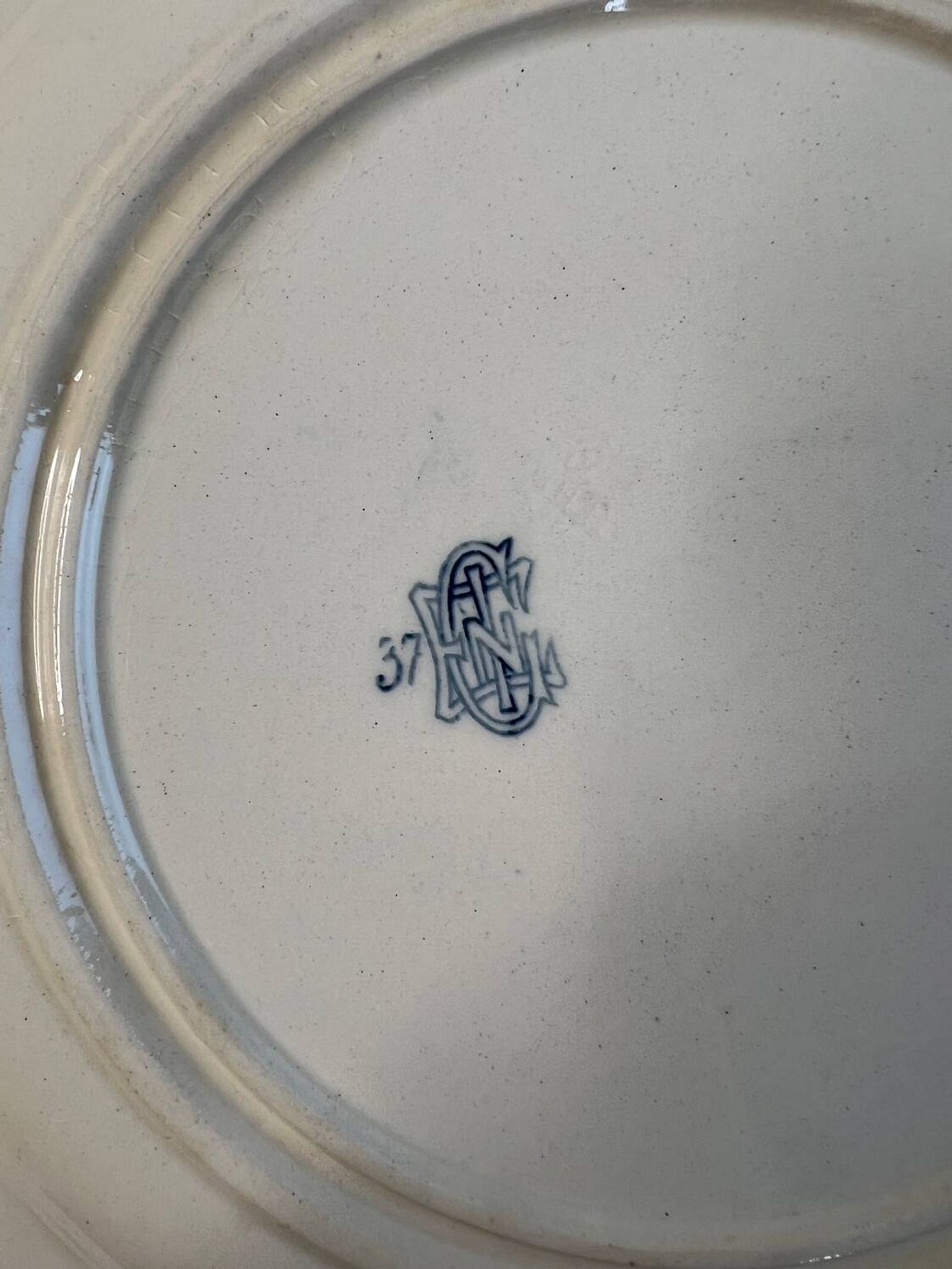 Flat plate made of ironstone from Gien, "Garlands" decoration, 1937.