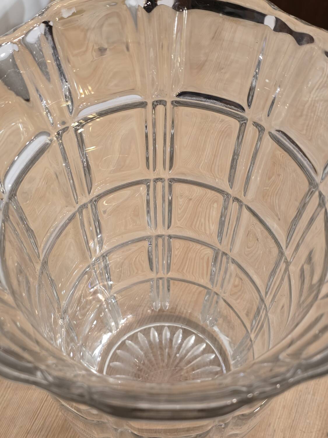 Large Art Deco vase in chiseled white crystal