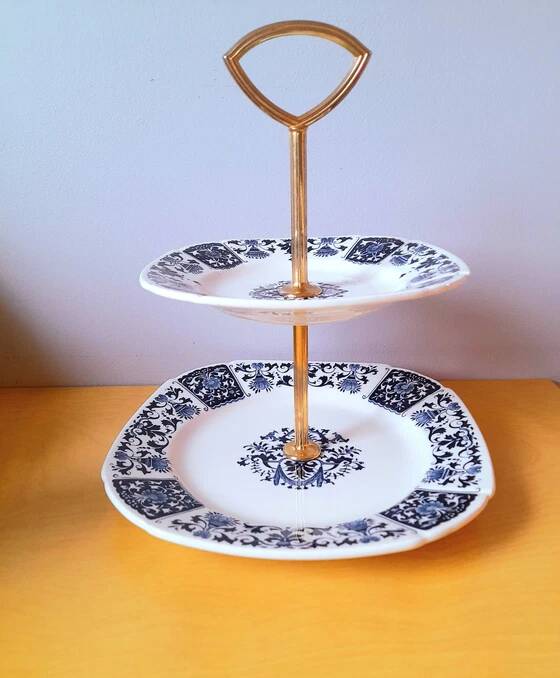 Gien Ibis porcelain appetizer/cake serving set