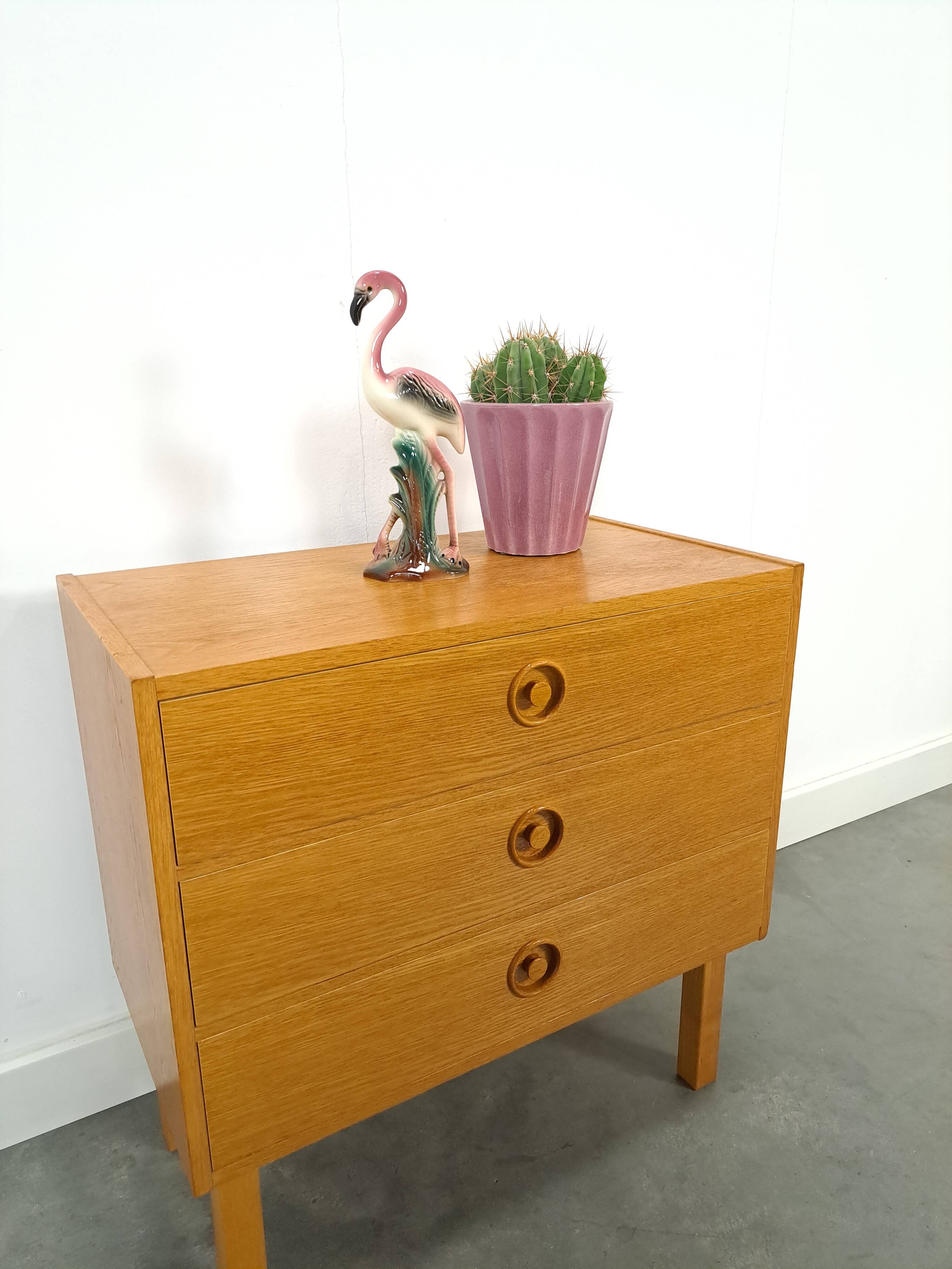 Commode en placage avec poignées rondes de Suède